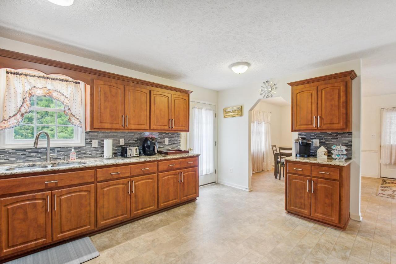Chatham Getaway With Fireplace, Deck And Gas Grill! Екстериор снимка